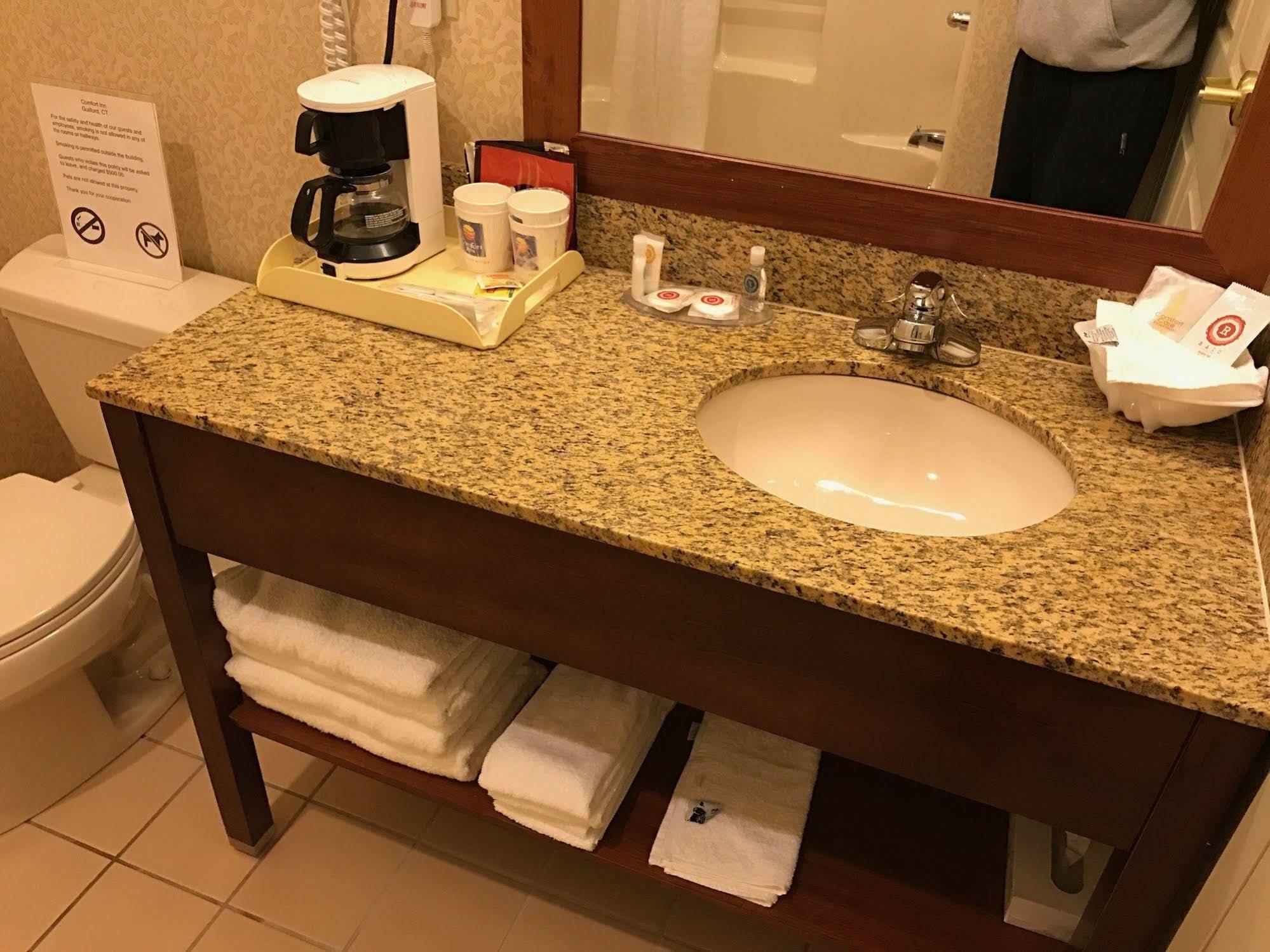 Comfort Inn Guilford Near I-95 المظهر الخارجي الصورة